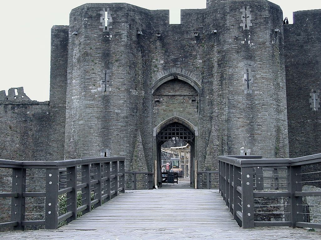 Ворота крепости 5 букв. Арундел замок врата. Англия замок ворота 16 век. Подъемные ворота замки средневековья Англия. Подъемный мост замки средневековья Англия.