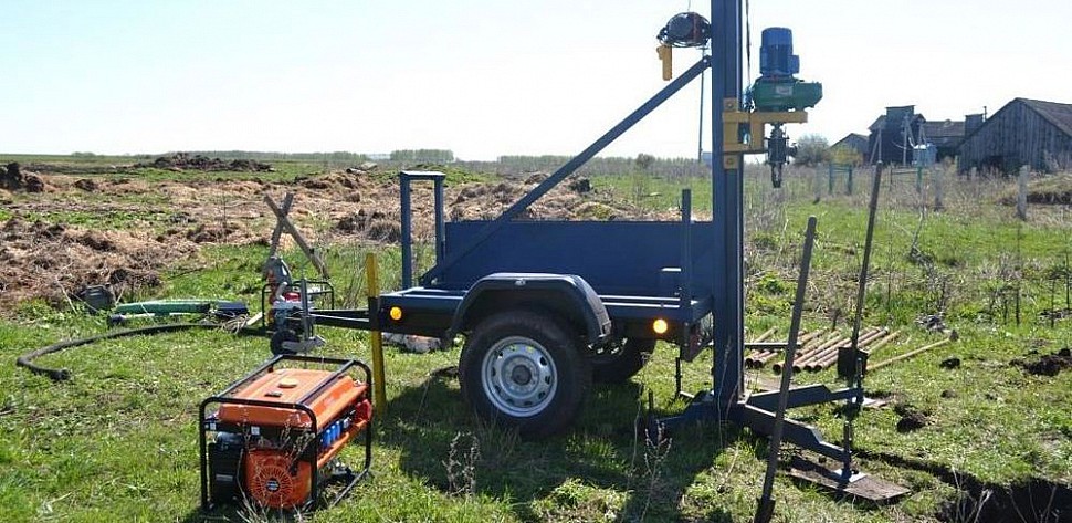 Поворотно-поворотная буровая установка для отбора проб почвы на прицепе