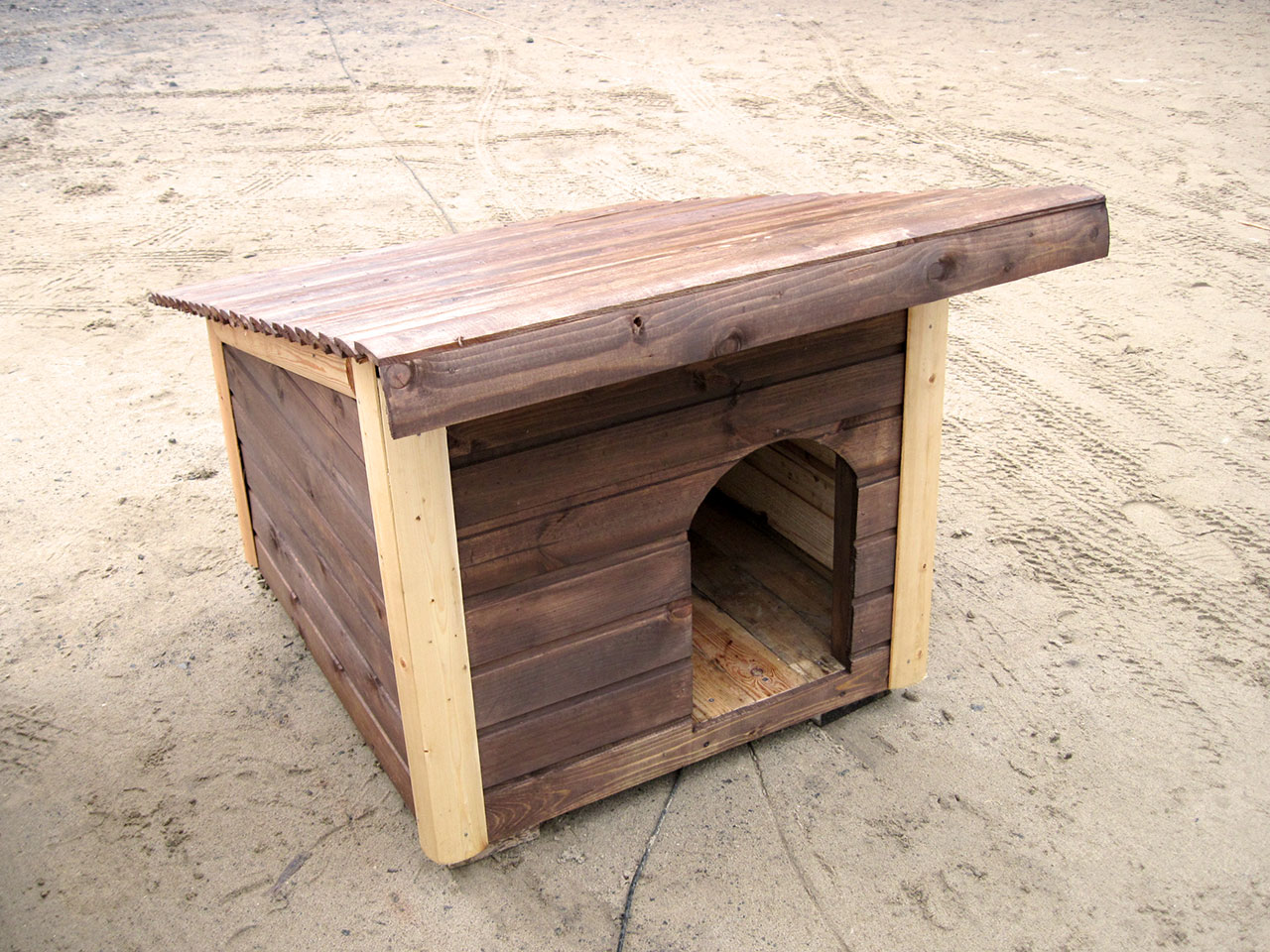 Как построить будку для собаки своими руками. Собачья будка односкатная. Собака с конурой. Будка для собаки. Маленькая будка для собаки.