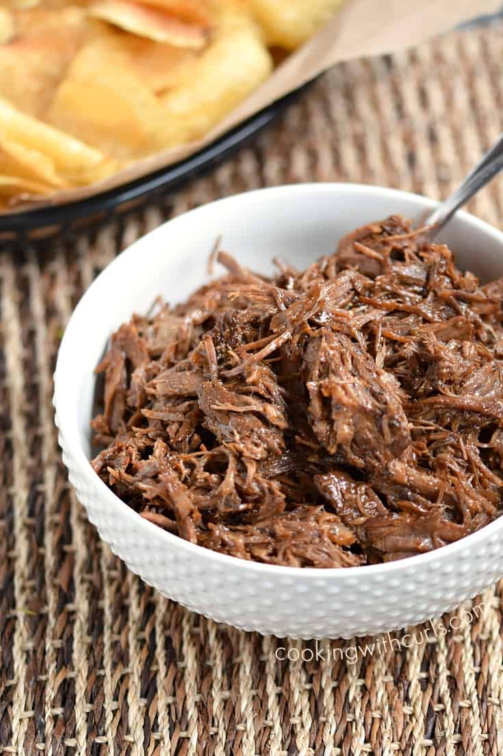 Your family will love these Instant Pot Barbecue Beef Sandwiches ! cookingwithcurls.com