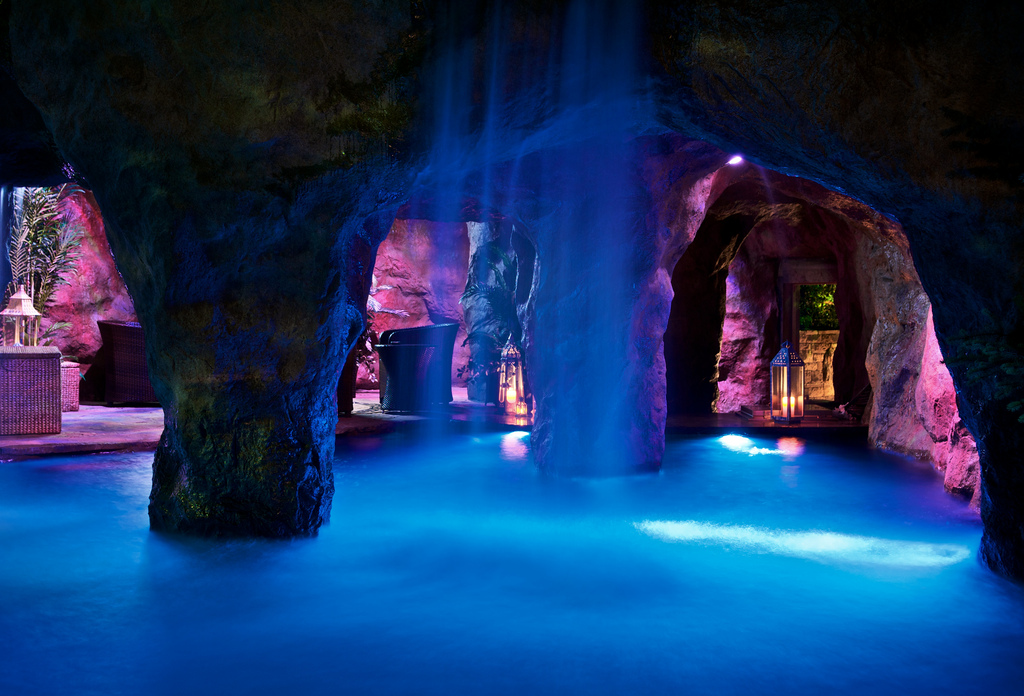 Пещерные декорации закрытого бассейна с ниспадающим с потолка водопадом
