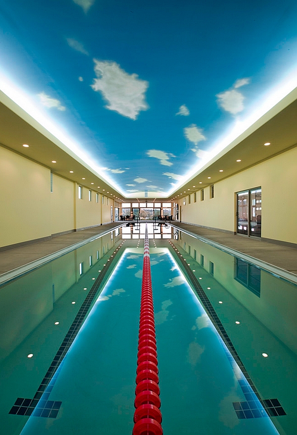 Великолепный бассейн для чемпиона по плаванию с прорисованным небом отражаемым дном