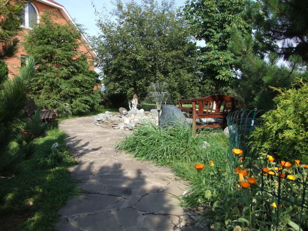 Каменная дорожка через сад к дачному дому