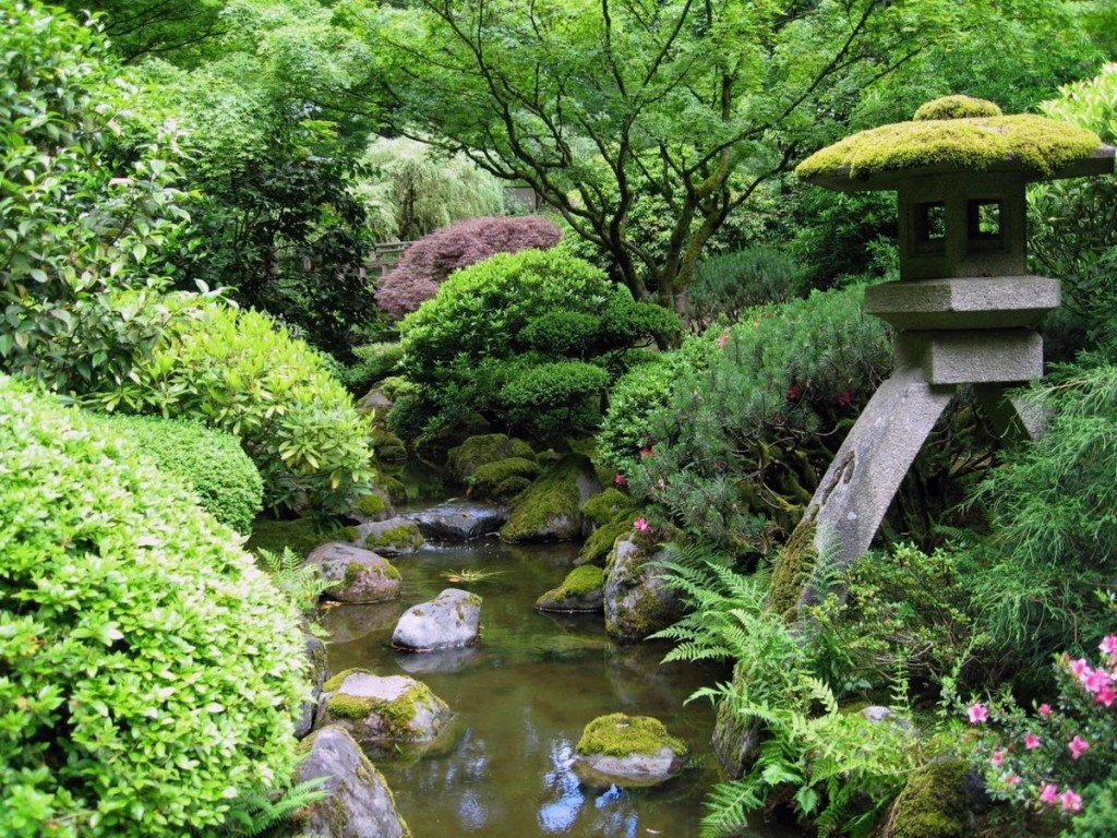 Искусственный водоем с камнями в японском стиле