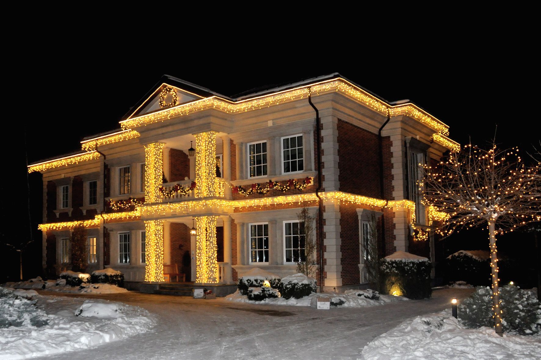 Освние фасада дома: Декоративная и функциональная роль подсветки .