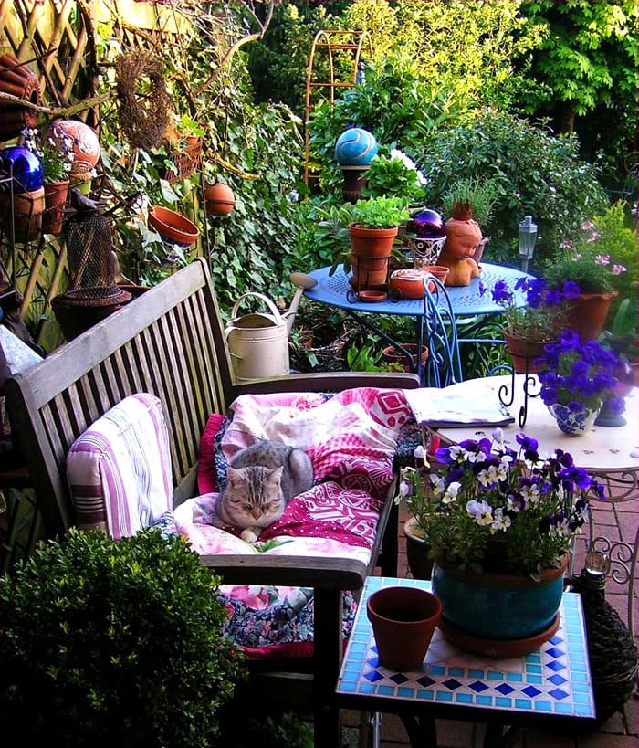 Из садовой мебели организуют целые уголки для отдыха