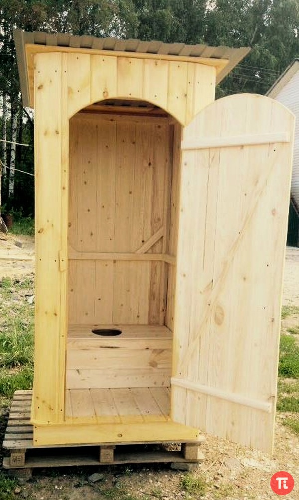 Где можно купить дачный туалет. Туалет дачный деревянный. Туалет деревянный для дачи. Туалет уличный деревянный. Уличный туалет для дачи деревянный.