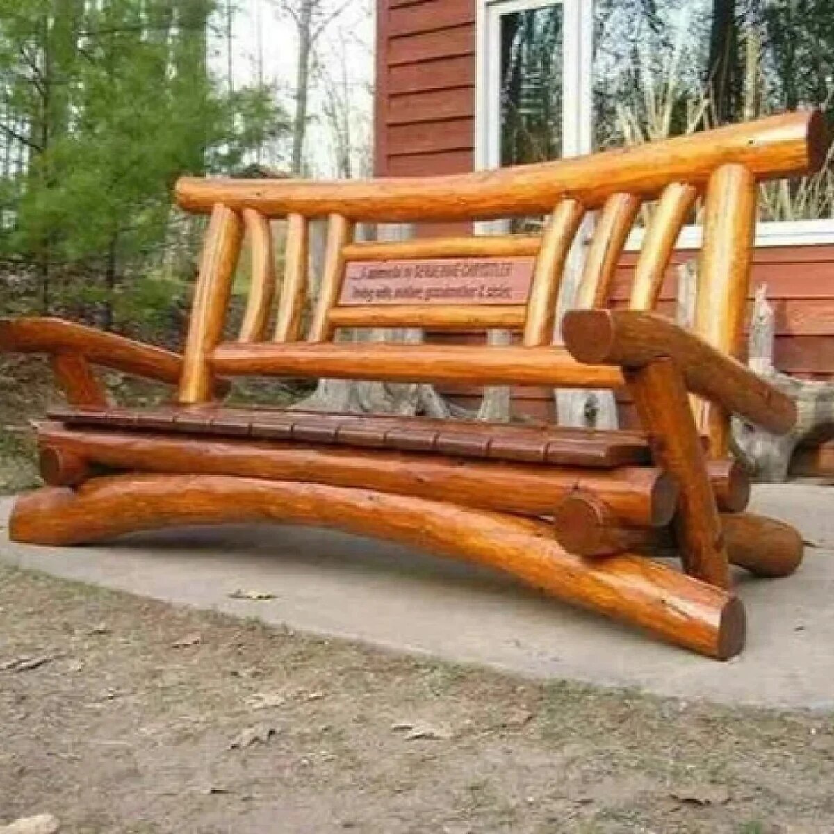 Скамейка из ствола дерева