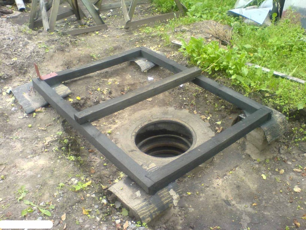 Туалет построенный с использованием выгребной ямы