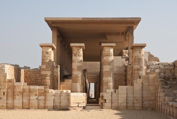 Первые в истории человечества колонны, сохранившиеся в Египте