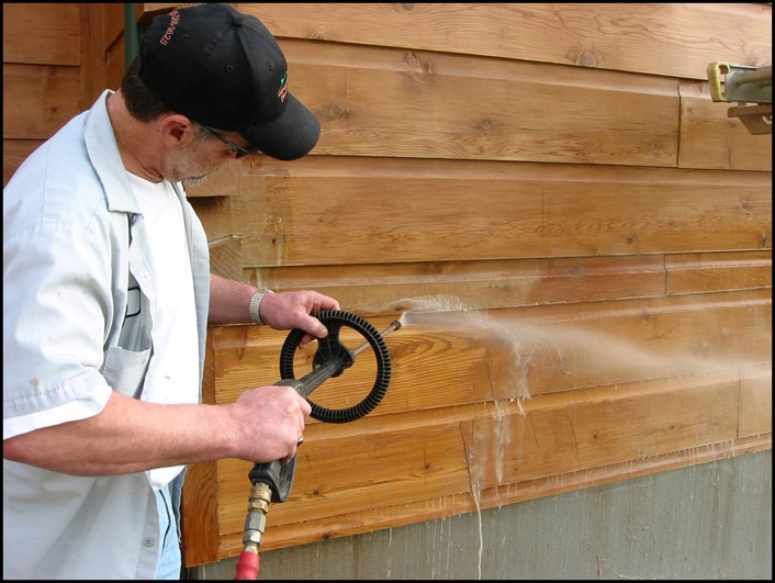 Можно ли мыть в бане. Очистка деревянной поверхности. Очистка деревянных стен. Чистка деревянных поверхностей. Мойка фасада деревянного дома.